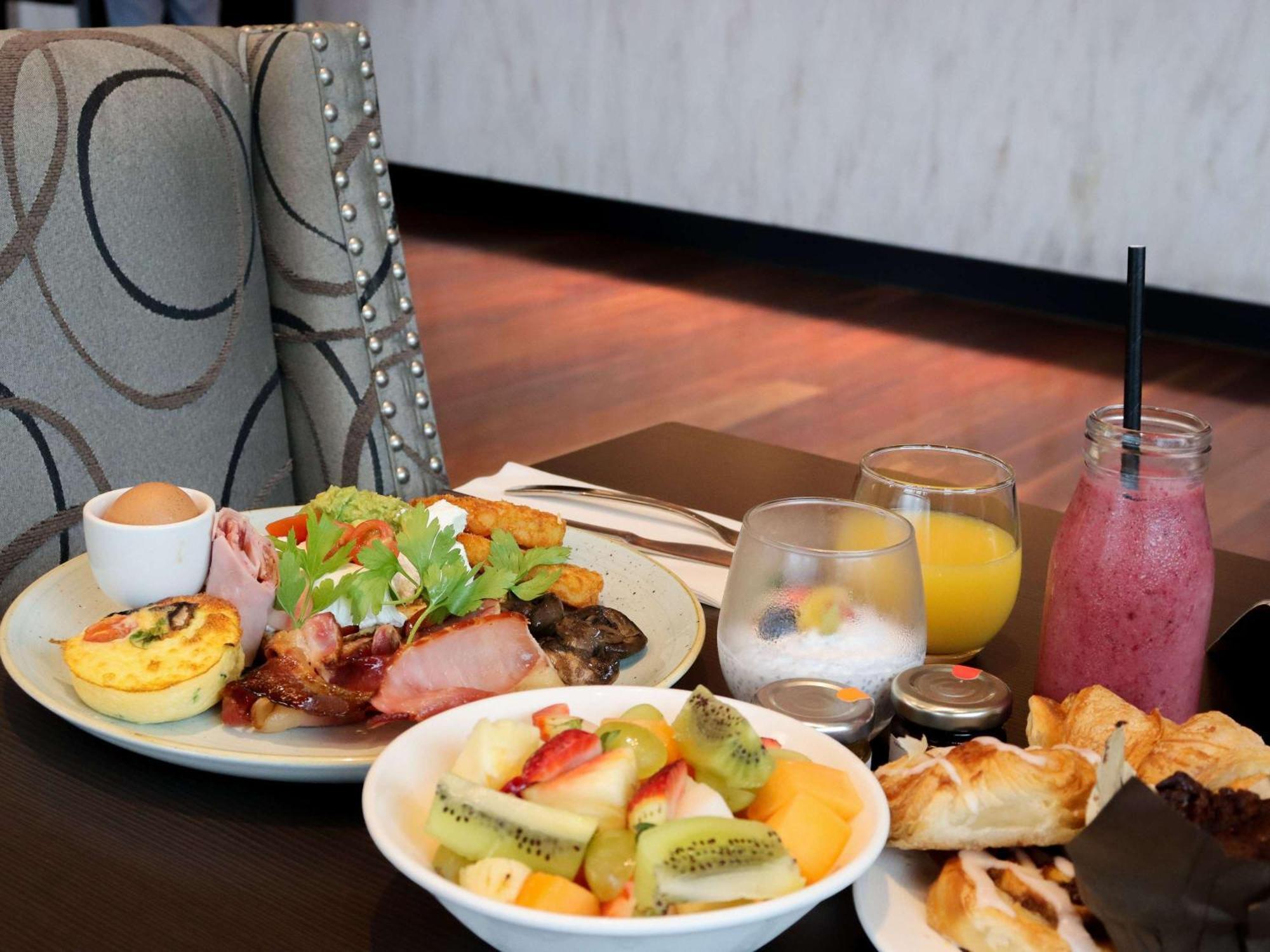 Hotel Pullman Brisbane Airport Exterior foto A selection of breakfast items
